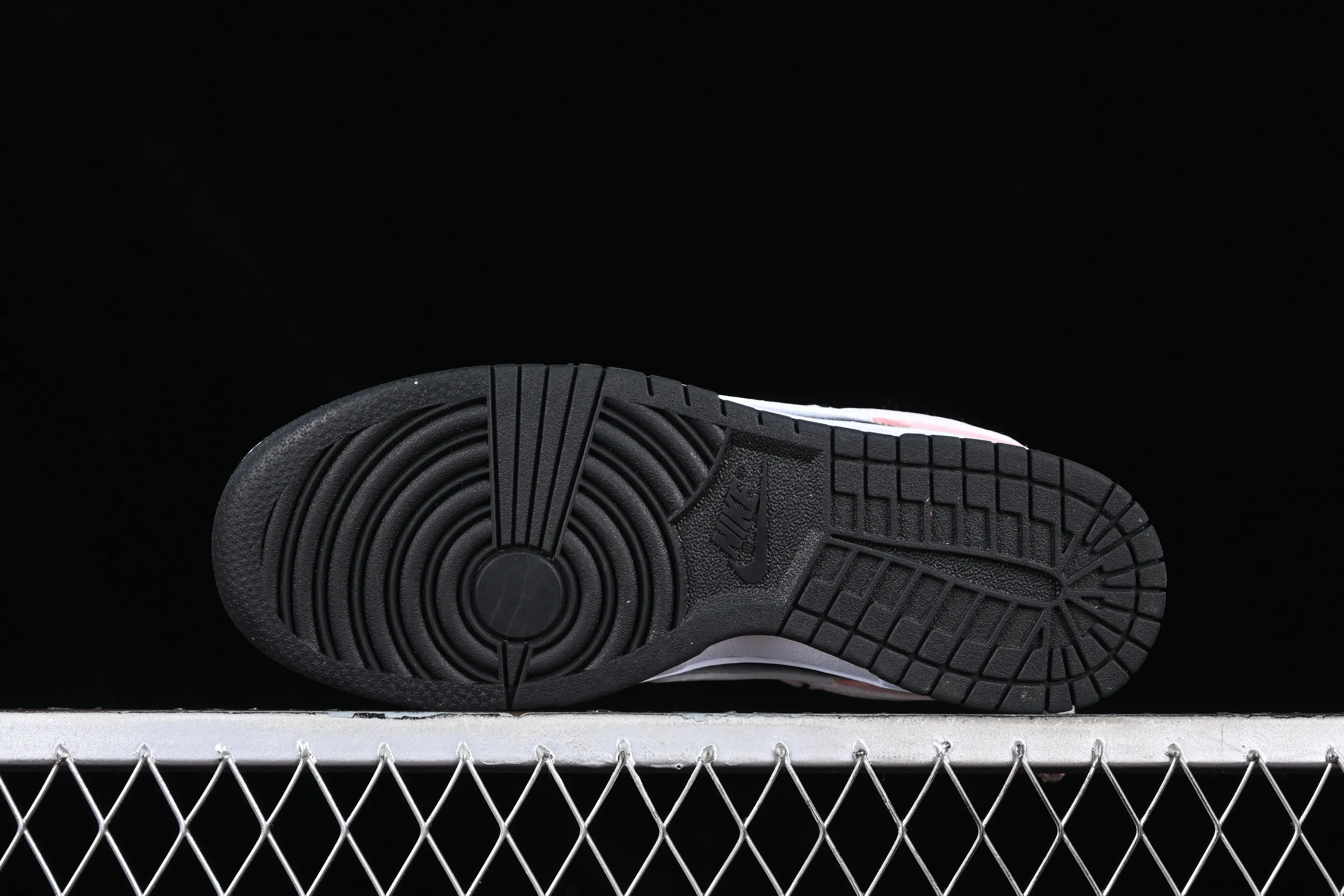 All Categories Nk SB Dunk Series Nk SB Dunk Low Low-top Sneakers Nk Dunk Low Reverse Barbie Black Pink SB Strappy Low-top Casual Sneakers FD1232-001